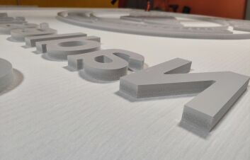 Frezowanie w płytach plexi, pcv, dibond