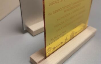 Podstawka drewniana 15cm GRAWER napis